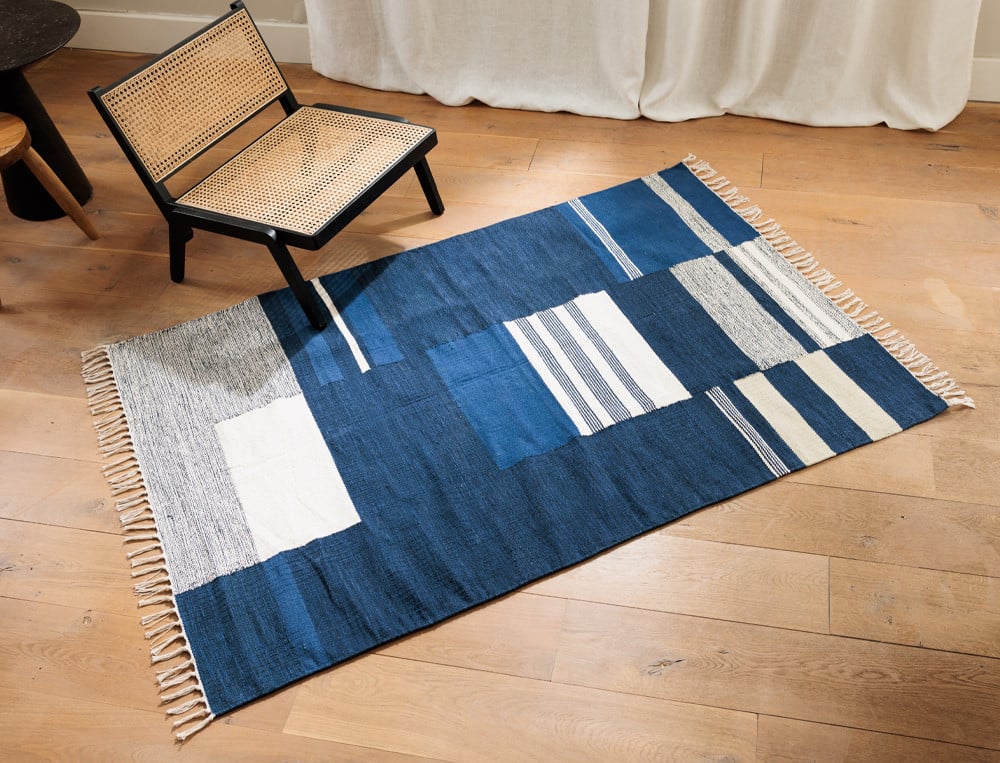 Tapis tissé, finition franges. Bleu Indigo