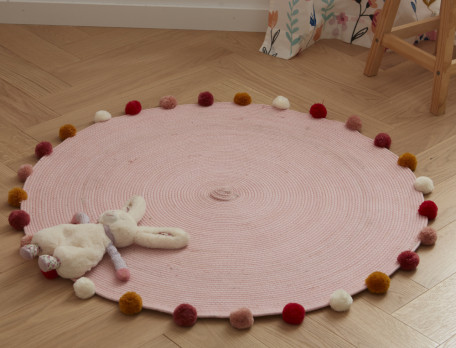 Tapis rose finition pompons Forêt enchantée