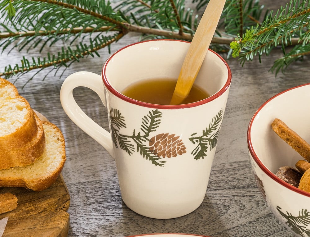 2 tasses motif pommes de pin avec bord rouge Noël au chalet