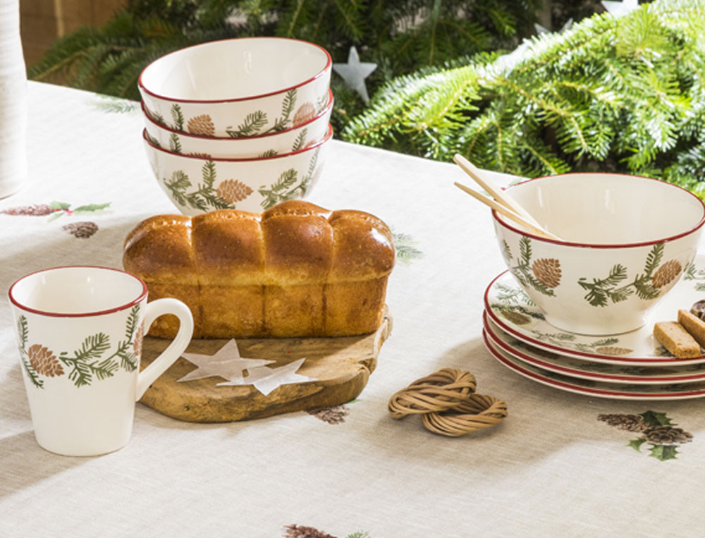 2 tasses motif pommes de pin avec bord rouge Noël au chalet