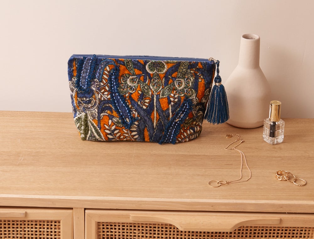 /fr/la-salle-de-bain/accessoires/trousse-a-maquillage-bleu-sortilege/