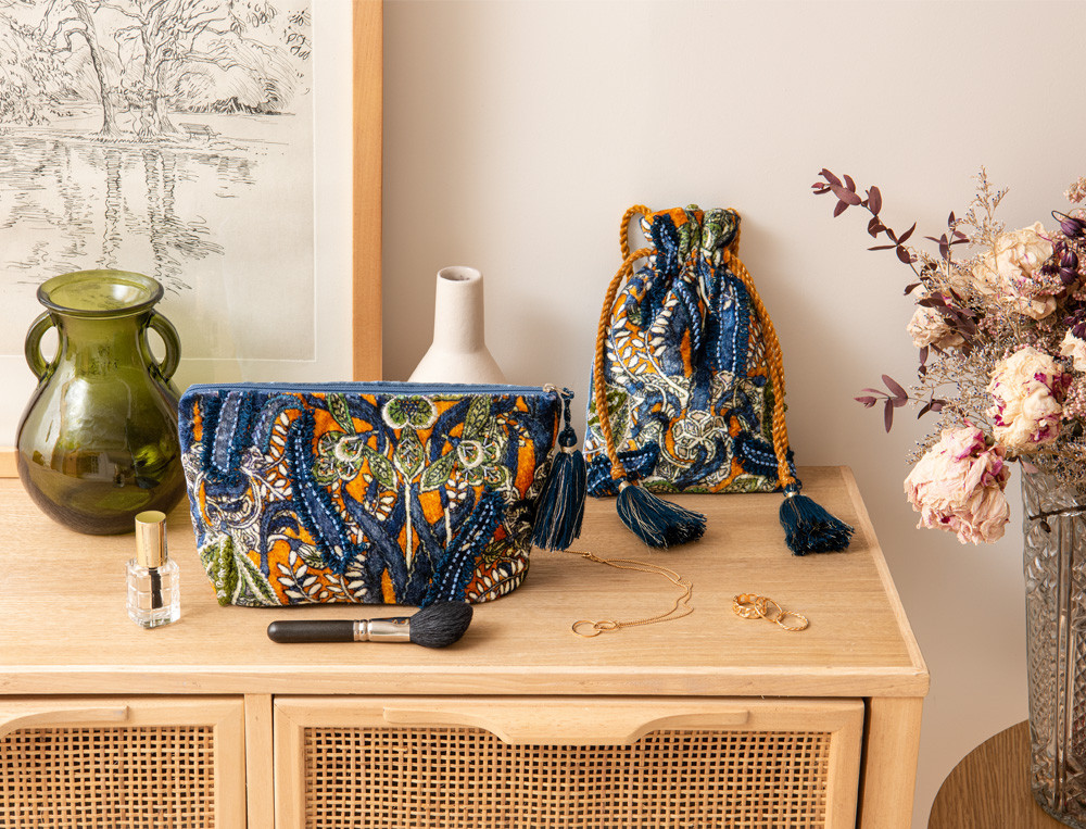 /fr/la-salle-de-bain/accessoires/trousse-a-maquillage-bleu-sortilege/